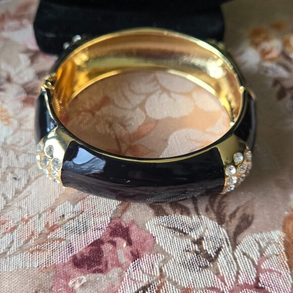 KIRKS FOLLY BLACK ENAMEL WITH FOUR CRYSTAL CLUSTERS GOLDTONE HINGED BANGLE NWOT - Picture 1 of 6